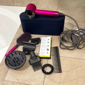 💜Dyson Supersonic Hairdryer WITH all attachments💜